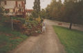 links: EFH Muristrasse 26, 1987? abgerissen, jetzt Metzgerei Aregger. Die alte Stützmauer ist eingestürzt, dabei Daniel Eichhorn