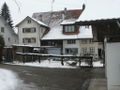 Der neuer angebaute Hausteil mit Quergibel ist Nr. 9, rechts davon Holzteil und Wohnhaus mit Schleppgaube von Roger und Ruth Bissegger Nr.7, rechts davon Nr.5. Aufnahme von Süden. Foto-Quelle: Fritz Egger