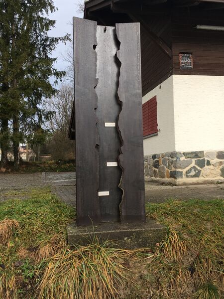Datei:Hochwasser eisenplastik pontonierhaus.JPG
