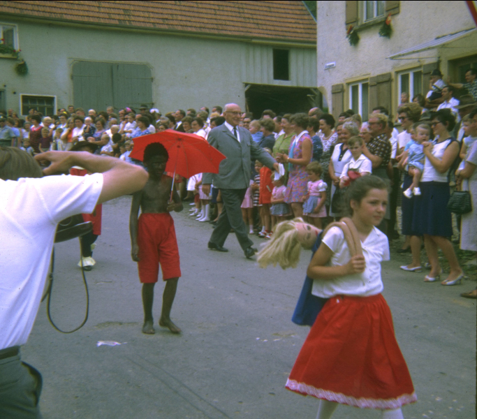 Datei:FC9D49C26F0911DA 6. 7. 1968 Ottenbach D Kinderfest Oberlehrer Max Birk.jpg