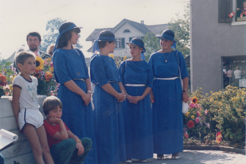 Datei:Grenzstein dorfplatz ehrendamen 1985.jpg