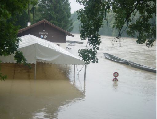 Datei:Hochwasser 2005 reuss pontonierhaus ottenbach.JPG