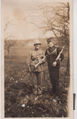 Foto 1929. Jakob Hofstetter mit seiner Frau Ida. Jakob war einem Spässchen nicht abgeneigt, hier trägt er die 1929 eingeweihte 2. Uniform des MVO, sein Sopransaxophon im Arm. Ida trägt Jakob's Militäruniform und eine Trompete in der Hand.