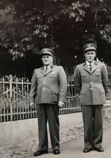 Datei:Hofstetter heiri sen jun uniform 1950.JPG